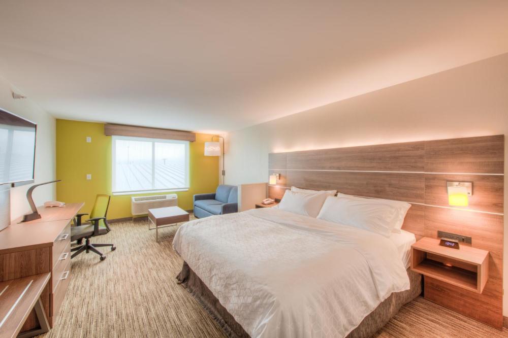 Suite with Mobility Accessible Tub - Non-Smoking interior